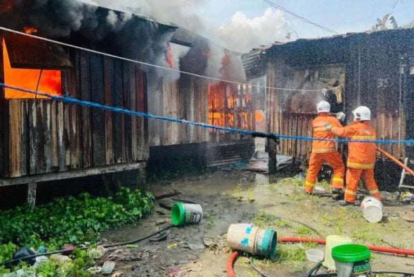 Pasukan bomba bertindak memadam kebakaran menggunakan sumber air dari tangki jentera.