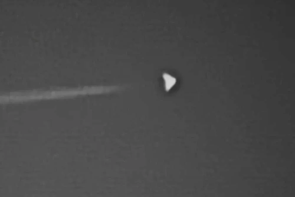 Objek terbang berbentuk tiga segi itu digelar sebagai 'Dorito'. - Foto Agensi