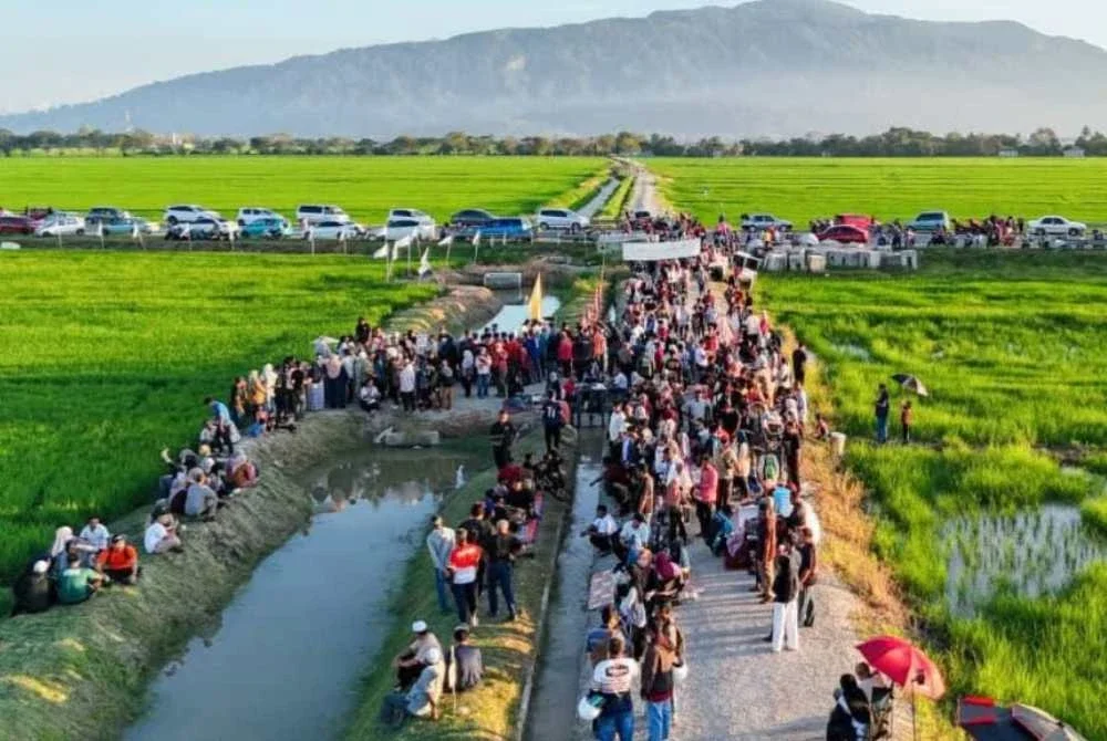 Orang ramai tidak melepaskan peluang menikmati Kopi Waktu berlatarbelakangkan Gunung Jerai dan sawah padi.