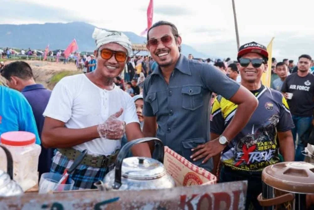 Hafiz (tengah) mahu menghidupkan suasana kampung sebagai ruang kebersamaan komuniti dan tarikan pelancongan desa.