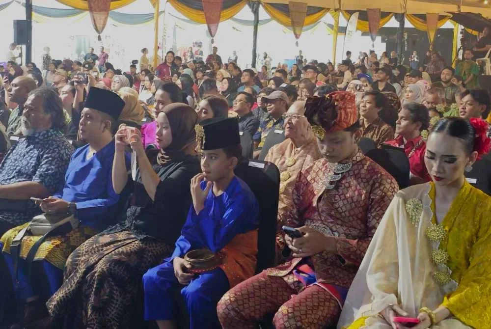 Antara pengunjung yang hadir pada majlis perasmian Festival Titih Pusaka 2026 anjuran Aswara di Kuala Lumpur pada Sabtu.