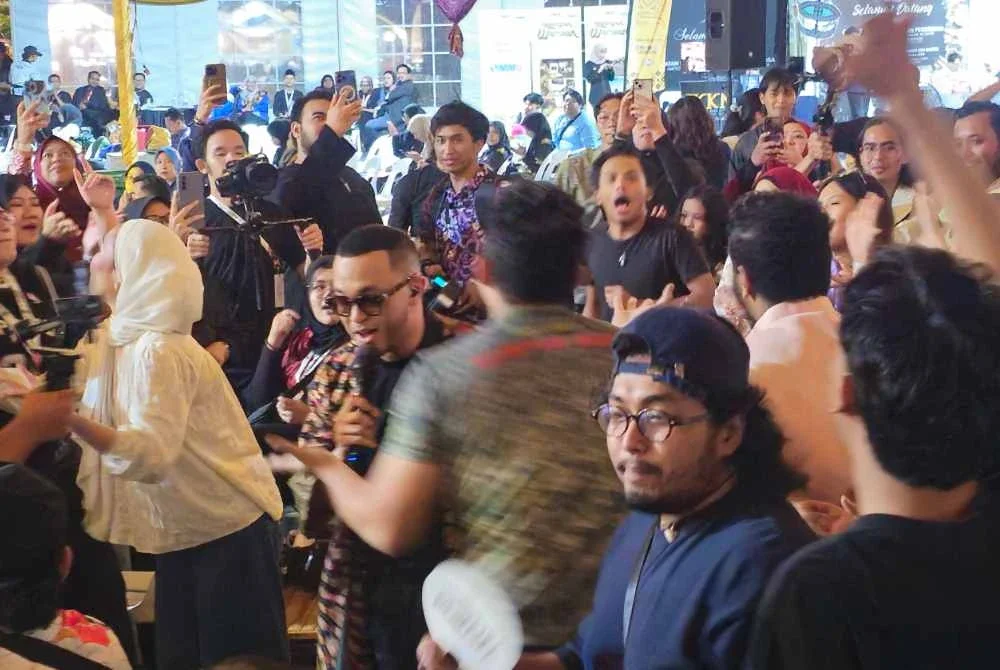 Penyanyi, Haziq Rosebi mengadakan persembahan pada Festival Titih Pusaka 2026 yang berlangsung di Kuala Lumpur pada malam Sabtu.