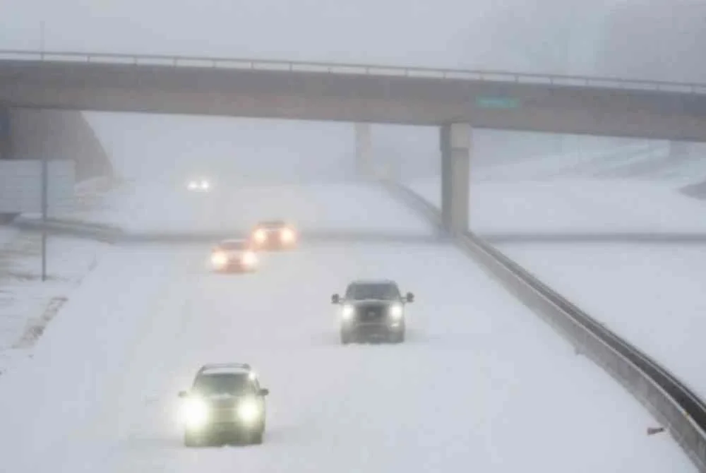 Kenderaan memandu di dalam salji pada 24 Januari 2026 di Little Rock, Arkansas. Ribut musim sejuk yang besar membawa suhu sejuk melampau, ais, dan salji kepada hampir 200 juta penduduk Amerika. Foto ​Will Newton/Getty Images