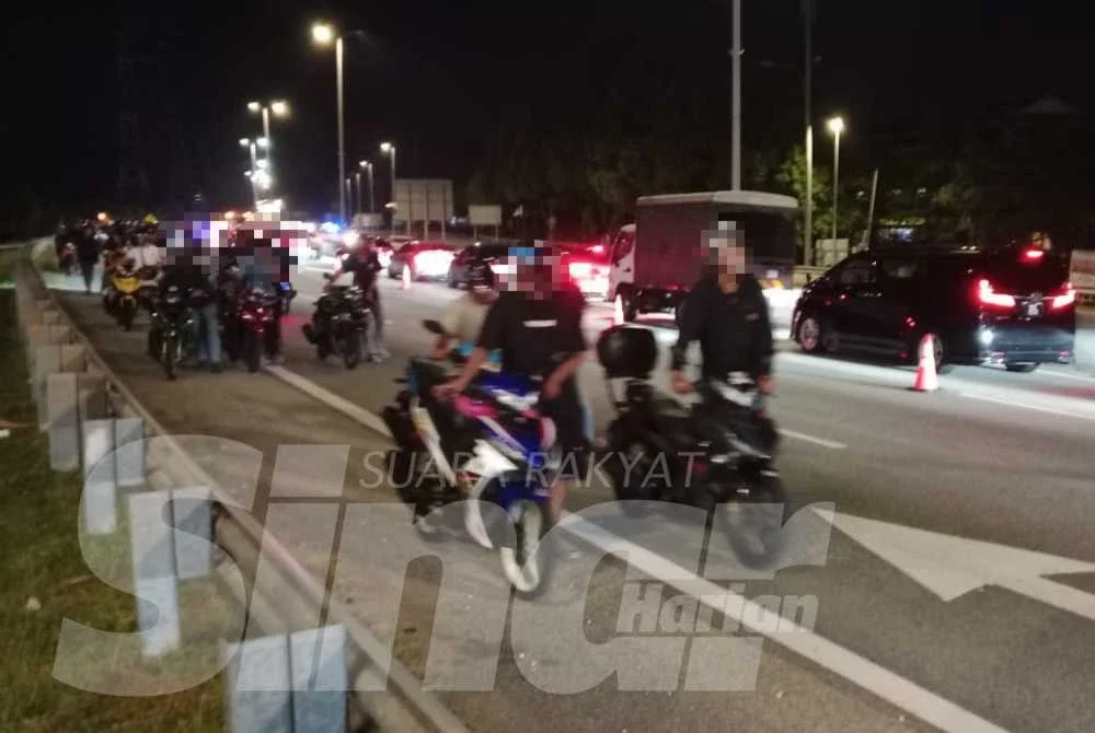 Antara penunggang motosikal yang ditahan untuk pemeriksaan dalam operasi bersepadu yang dijalankan pada Ahad.