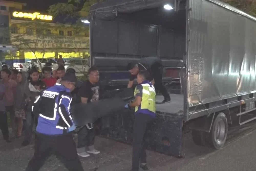 Mayat mangsa dihantar ke Hospital Rembau untuk tindakan lanjut.