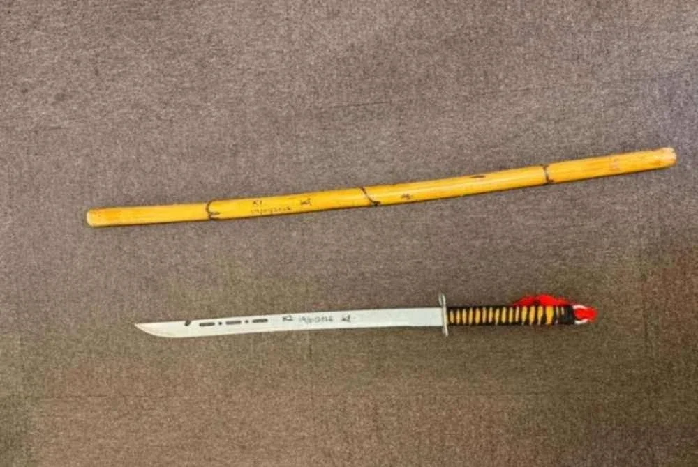 Antara barang yang dirampas susulan penahanan sembilan lelaki yang dipercayai bergaduh tepi pantai Tanjung Kupang.