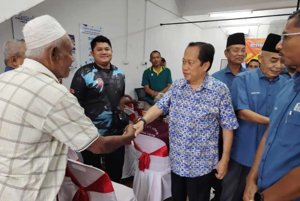 Ahmad bersalaman dengan ahli Koperasi Peniaga Pasar Lambak Pontian di Taman Megah, pada Ahad.