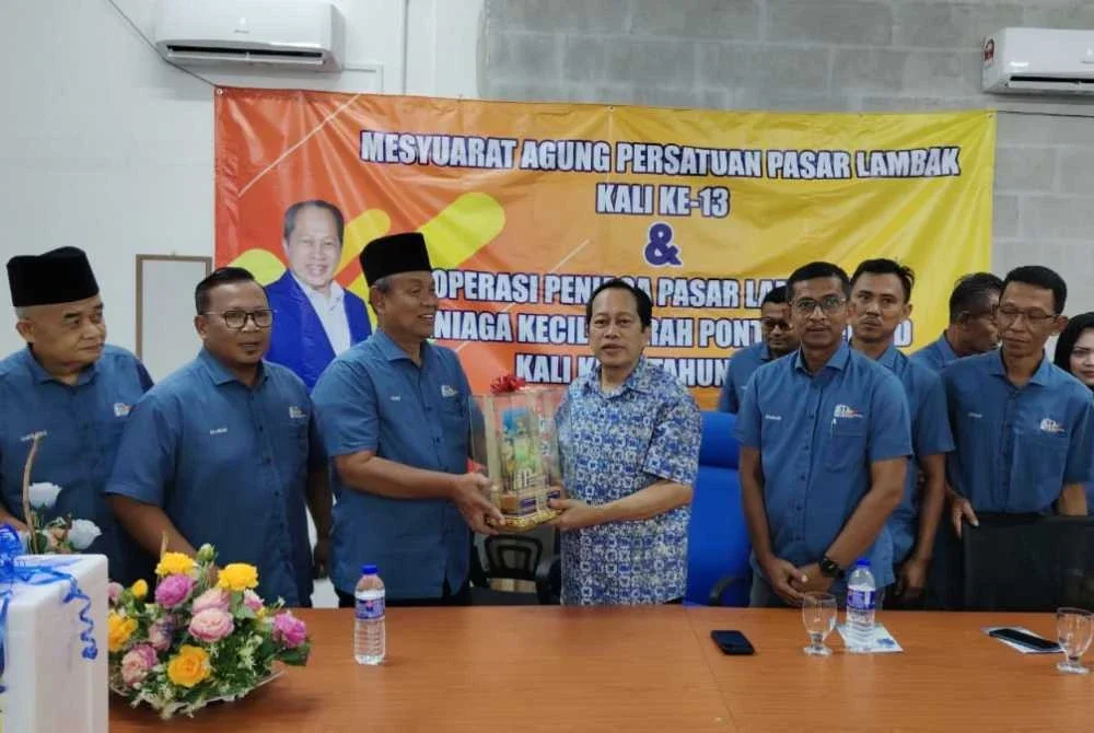 Ahmad (tengah) merasmikan Koperasi Peniaga Pasar Lambak Pontian di Taman Megah, Pontian pada Ahad.