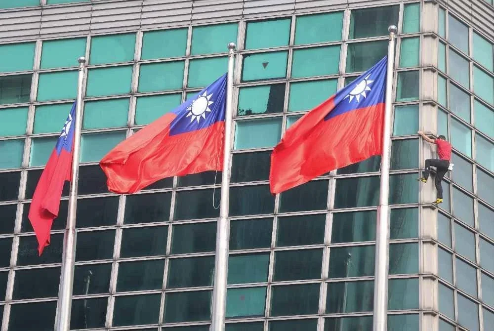 Aksi Honnold ketika memanjat bangunan Taipei 101 tanpa tali atau peralatan keselamatan di Taipei pada 25 Januari 2026.-AFP