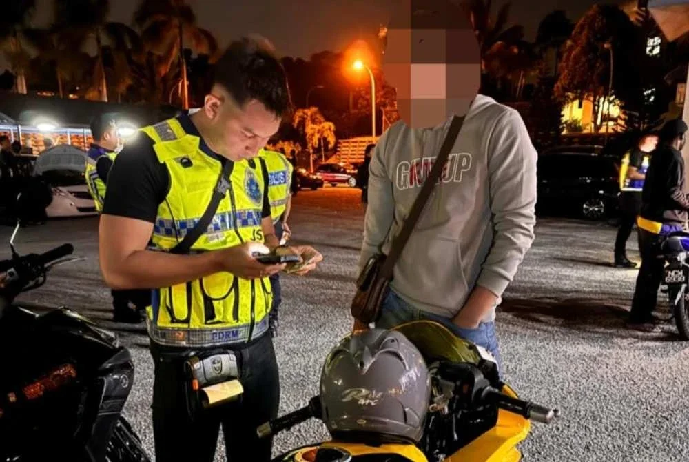 Antara penunggang motosikal yang diperiksa dalam Op Samseng Jalanan pada malam Ahad. Foto PDRM