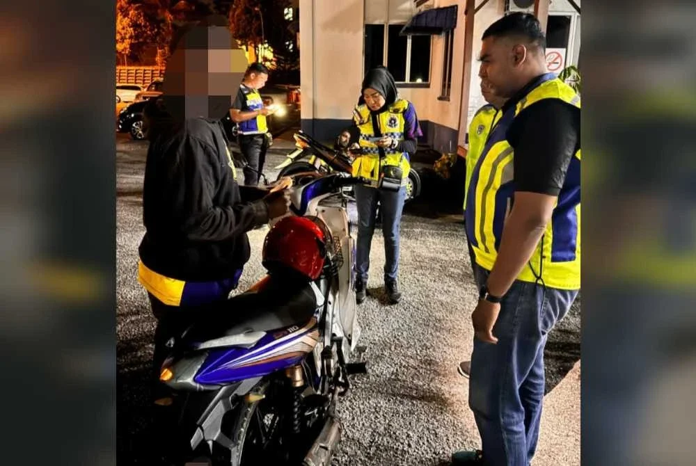 Penunggang motosikal diarah menolak kenderaan mereka sejauh satu kilometer ke Balai Polis Senawang selepas ditahan dalam Op Samseng Jalanan pada malam Ahad. Foto PDRM