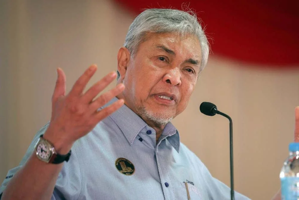 Ahmad Zahid berucap pada Majlis Pecah Tanah QL Innofood Park di Hutan Melintang pada Ahad. Foto: Bernama