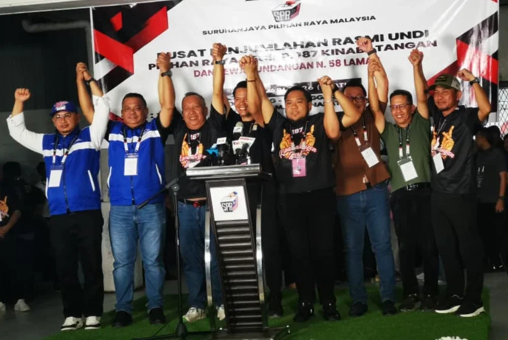 Jafry (tiga dari kiri) meraikan kemenangan dua calon BN pada PRK Kinabatangan dan DUN Lamag.