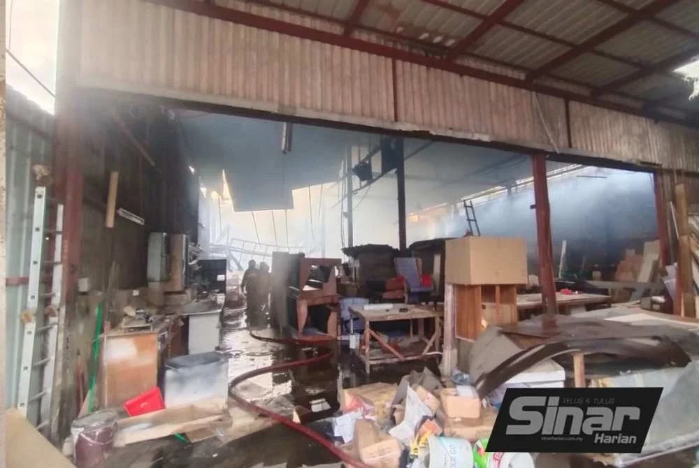 Kebakaran turut memusnahkan sebuah kilang perabot pada Ahad.