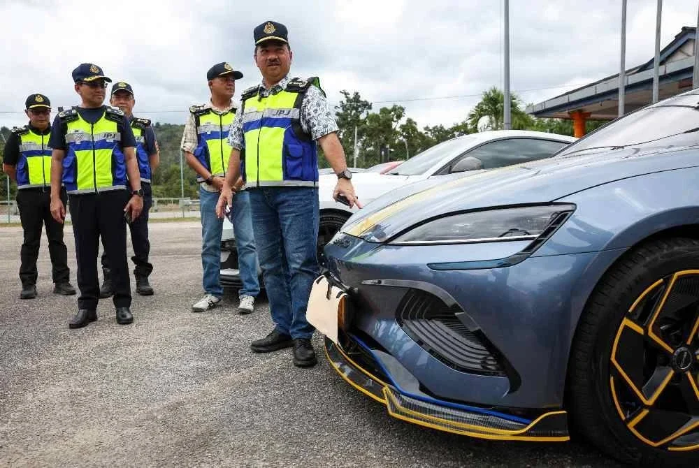 Pengarah Kanan Penguatkuasa JPJ, Datuk Muhammad Kifli Ma Hassan (kanan) menunjukkan kereta mewah yang disita pada Op Khas Jabatan Pengangkutan Jalan (JPJ) hari ini. Foto Bernama