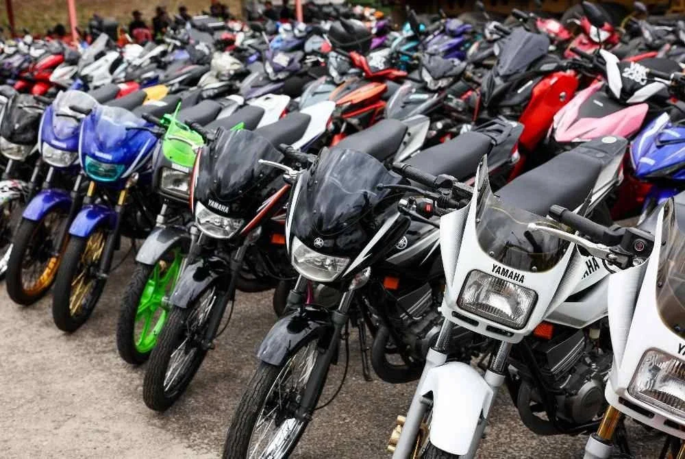 Ratusan motosikal yang disita pada Op Khas Jabatan Pengangkutan Jalan (JPJ) hari ini. Foto Bernama 