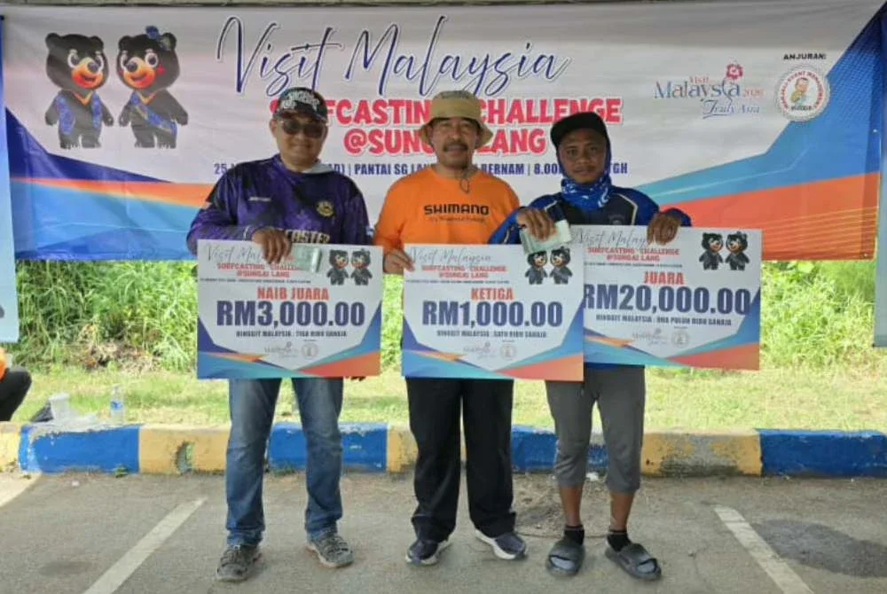 Md Zali (tengah) menyampaikan hadiah kepada pemenang.