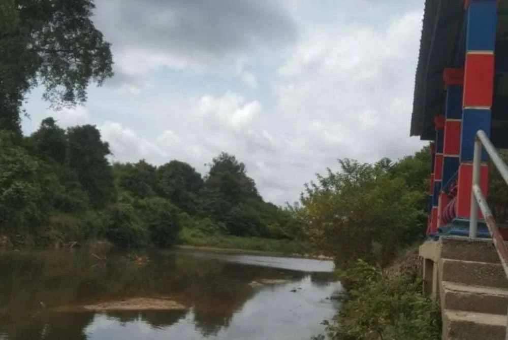 Keadaan air sungai di kawasan jeti Kampung Orang Asli Sayong Pinang didapati bertukar warna hitam.