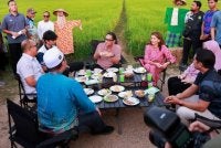 Tengku Sarafudin Badlishah, Che Puan Muda Zaheeda dan Tunku Sulaiman Badlishah berkenan merasai Kopi Waktu.