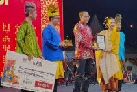 Mohd Yusri menyampaikan Anugerah Bakat Muda Harapan Seni Tradisi kepada penerima pada Festival Titih Pusaka 2026 pada Sabtu.