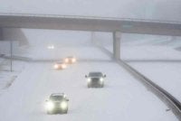 Kenderaan memandu di dalam salji pada 24 Januari 2026 di Little Rock, Arkansas. Ribut musim sejuk yang besar membawa suhu sejuk melampau, ais, dan salji kepada hampir 200 juta penduduk Amerika. Foto ​Will Newton/Getty Images