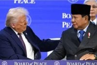 Presiden AS, Donald Trump (kiri) dan Prabowo semasa dalam satu acara di WEF. Foto Agensi