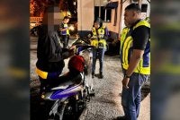 Penunggang motosikal diarah menolak kenderaan mereka sejauh satu kilometer ke Balai Polis Senawang selepas ditahan dalam Op Samseng Jalanan pada malam Ahad. Foto PDRM
