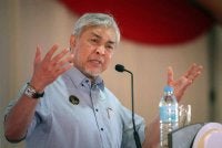 Timbalan Perdana Menteri, Datuk Seri Dr Ahmad Zahid Hamidi berucap pada Majlis Pecah Tanah QL Innofood Park di Hutan Melintang hari ini. Foto Bernama 