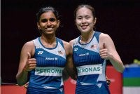 Pearly (kanan) dan Thinaah juara Masters Indonesia.