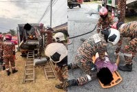 Anggota bomba cuba menyelamatkan mangsa yang dihimpit sebuah jentolak mini di Jalan Bintang, Taman Koperasi Bahagia.