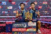 Sze Fei dan Nur Izzuddin menundukkan wakil tuan rumah, Raymond Indra-Nikolaus Joaquin. Foto AFP