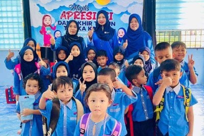 Faridah (belakang, tengah) ketika meninjau sesi pembelajaran hari pertama di Tabika Kemas di Terengganu. Foto Facebook Kemas Negeri Terengganu