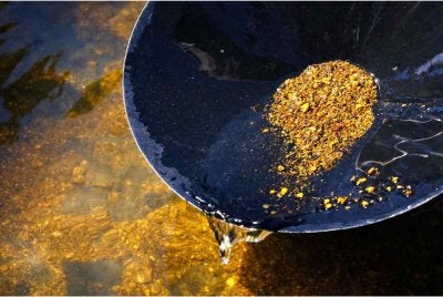 Seramai 332 rakyat Kelantan memohon lesen mendulang emas di negeri itu. 