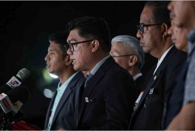 Pegawai Pengurus Pilihan Raya Kecil (PRK) Dr Eddy Syaizul Rizam Abdullah (dua, kiri) mengumumkan kemenangan calon Barisan Nasional bagi Dewan Undangan Negeri (DUN) Lamag Mohd Ismail Ayob atau lebih mesra dikenali dengan nama Miha bagi kerusi DUN Lamag - Bernama