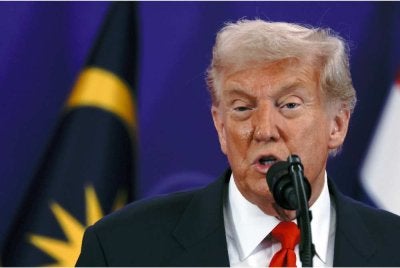 Trump memberi amaran akan mengenakan tarif 100 peratus ke atas semua barangan Kanada sekiranya negara itu meneruskan atau menandatangani perjanjian perdagangan dengan China.