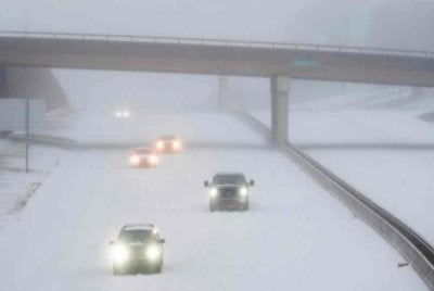 Kenderaan memandu di dalam salji pada 24 Januari 2026 di Little Rock, Arkansas. Ribut musim sejuk yang besar membawa suhu sejuk melampau, ais, dan salji kepada hampir 200 juta penduduk Amerika. Foto ​Will Newton/Getty Images