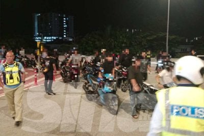 Lokasi digempur pihak polis yang menjalankan operasi pada awal pagi Ahad.