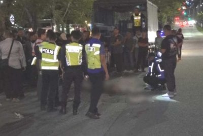 Mangsa meninggal dunia di tempat kejadian kerana mengalami kecederaan parah pada bahagian kepala.