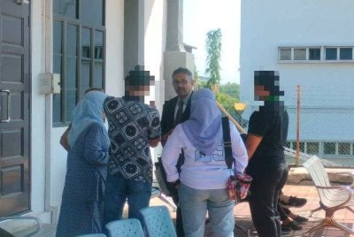 Mahkamah menangguhkan keputusan terhadap dua remaja mencederakan rakan di sebuah sekolah vokasional, November lalu.