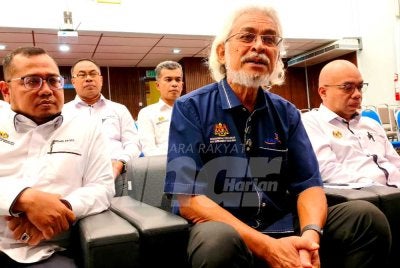 Khalid (tengah) semasa sidang akhbar pada Majlis Amanat Tahun Baharu Lembaga Kemajuan Pertanian Kemubu (KADA) di Ibu Pejabat KADA di Kota Bharu pada Ahad. Foto:SINAR HARIAN/HAZELEN LIANA KAMARUDIN