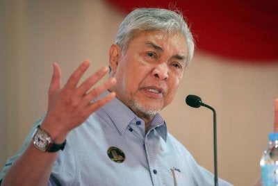 Ahmad Zahid berucap pada Majlis Pecah Tanah QL Innofood Park di Hutan Melintang pada Ahad. Foto: Bernama 