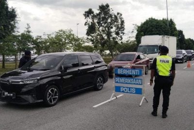 Seramai 114 individu dan 82 kenderaan telah diperiksa, manakala 33 saman dikeluarkan atas pelbagai kesalahan trafik di sekitar KLIA Terminal 1 dan Terminal 2 KLIA.