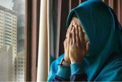  Seorang guru wanita terpaksa membuat pinjaman bank dan menggunakan wang simpanan untuk menjelaskan wang jaminan RM325,000 setelah diperdaya scammer. 