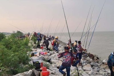Antara peserta pertandingan memancing Visit Malaysia Surfcasting Challenge di Pantai Sungai Lang.