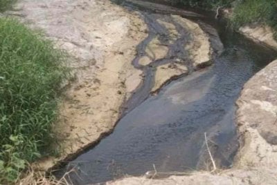 Keadaan air sungai di kawasan jeti Kampung Orang Asli Sayong Pinang didapati bertukar warna hitam.