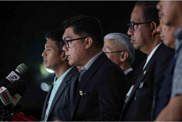 Pegawai Pengurus Pilihan Raya Kecil (PRK) Dr Eddy Syaizul Rizam Abdullah (dua, kiri) mengumumkan kemenangan calon Barisan Nasional bagi Dewan Undangan Negeri (DUN) Lamag Mohd Ismail Ayob atau lebih mesra dikenali dengan nama Miha bagi kerusi DUN Lamag - Bernama