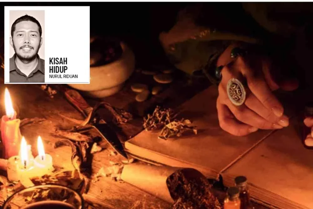 Sebuah bilik kecil yang ditutup dengan langsir berwarna hitam dijadikan tempat pemujaan. Foto hiasan