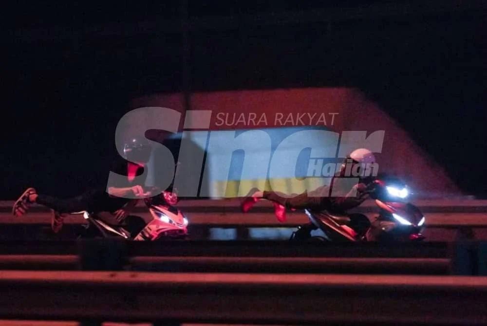 Beberapa penunggang motosikal dipercayai sedang berlumba.