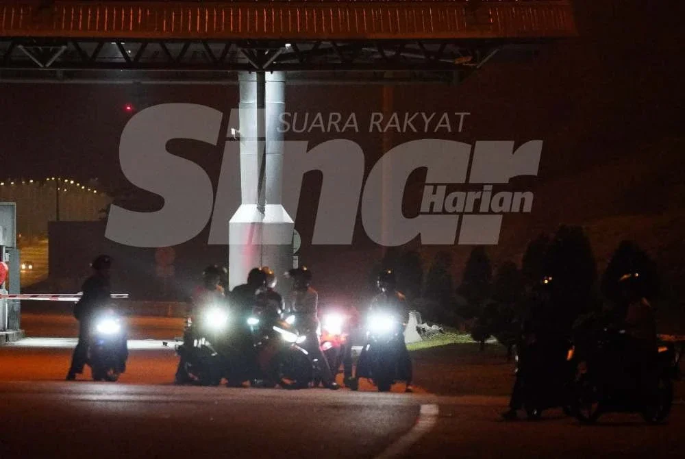 Deruman enjin yang semakin kuat menarik perhatian individu lain yang kemudiannya berkumpul di lokasi tertentu.