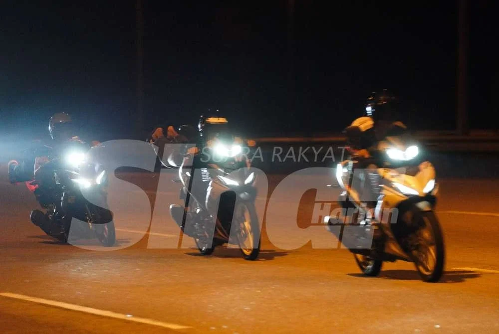Aksi beberapa penunggang motosikal sedang berlumba yang sempat dirakam lensa Sinar Harian.